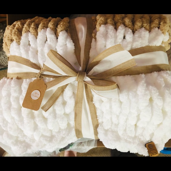 Chunky knit blanket (chenille yarn) - Throw/Lapghan available in many colors) - Picture 3 of 16